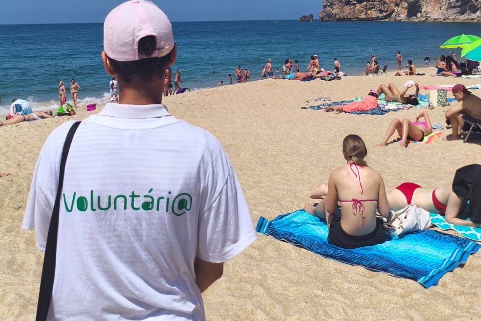 jovem voluntário na praia da nazaré 