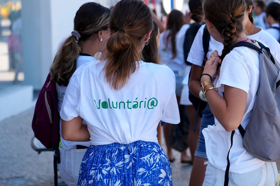 jovens voluntárias a dinamizar ação de voluntariado com a t-shirt do programa 