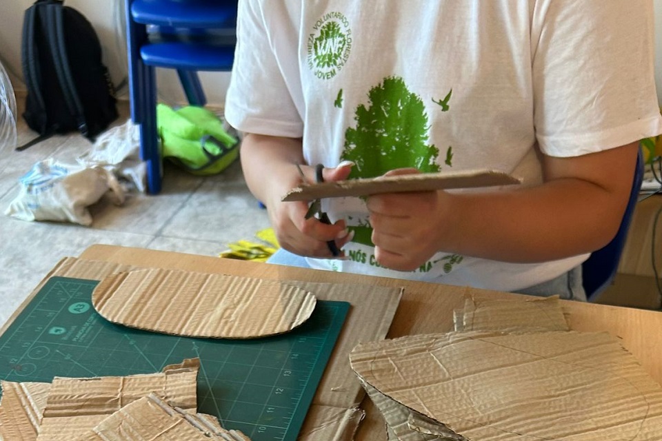 voluntária-a-fazerem-recortes