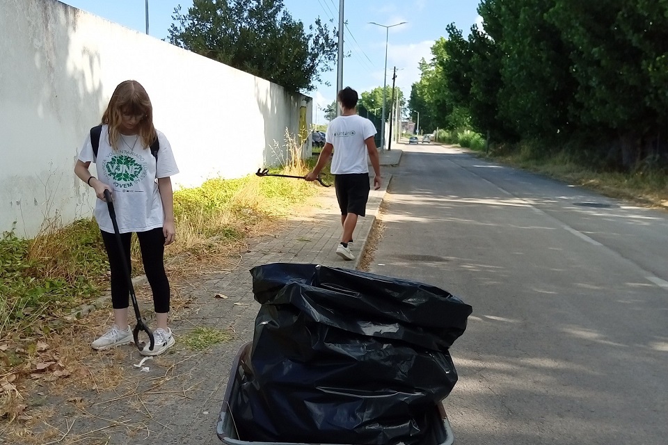 jovens voluntários a limpar espaço envolvente ao parque