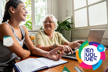 Jovem e idosa em frente a um pc
