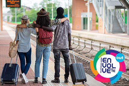 Jovens com malas de viagem no apeadeiro de comboio 