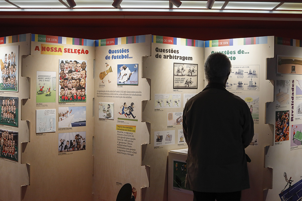 pessoa a ver a exposição