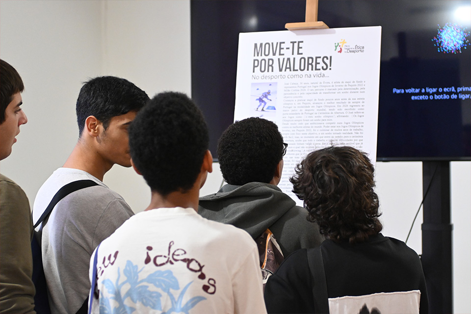 conjunto de estudantes observam um quadro da exposição
