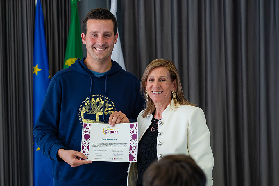 entrega do menção honrosa do premio desporto mais igual