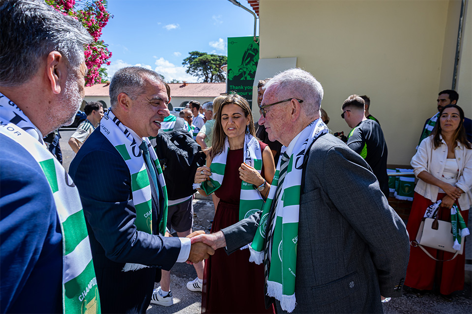 cumprimento entre o presdente do celtic e o secretário de estado do desporto