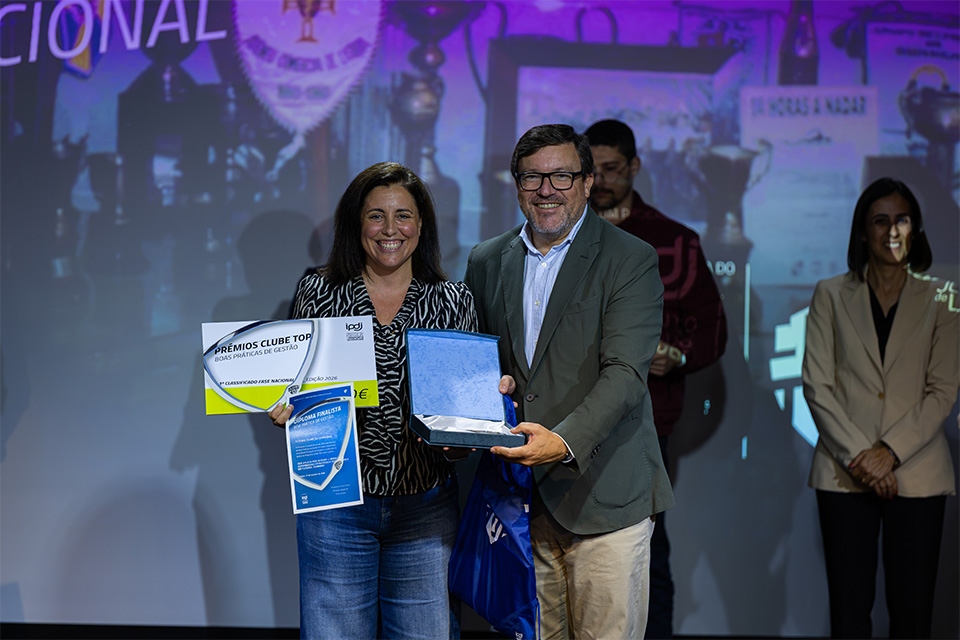 Um dos premiados na sessão final dos prémios clube top 2026, com o presidente do IPDJ.
