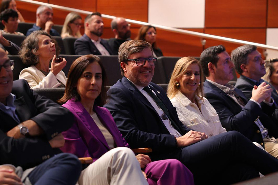 Participantes sentados na plateia durante a cerimónia de entrega dos Prémios Bandeira da Ética.