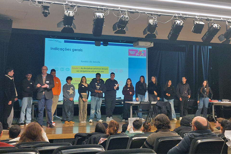 Foto de palco com os jovens participantes