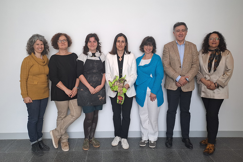 Representantes do IPDJ com a aluna, Carla Monereo, Diretora da Escola e Catarina Nunes, Professora