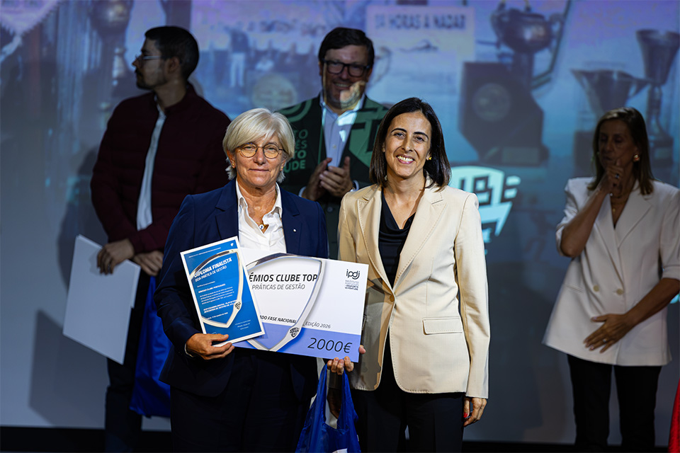 Um dos premiados na sessão final dos prémios clube top 2026, com aa vogal do IPDJ,  Carla Silva.