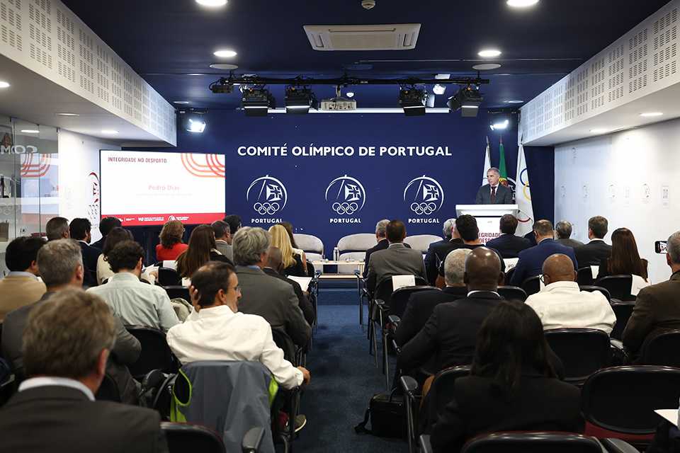 Vista da plateia para os oradores