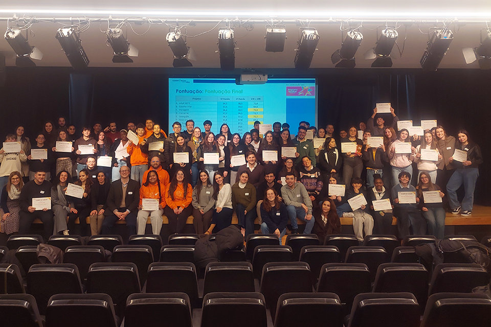 Foto de grupo com jovens programas escolhas e Paulo Santos