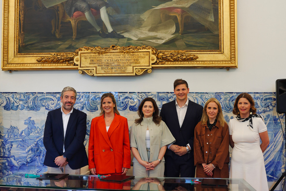 foto de grupo na assinatura de protocolos
