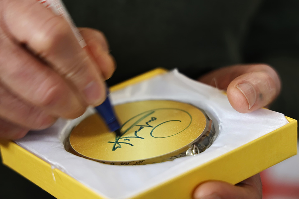 medalha autografada por Carlos Lopes