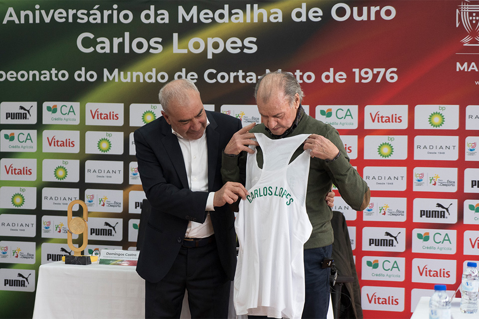 Carlos Lopes recebe camisola de homenagem
