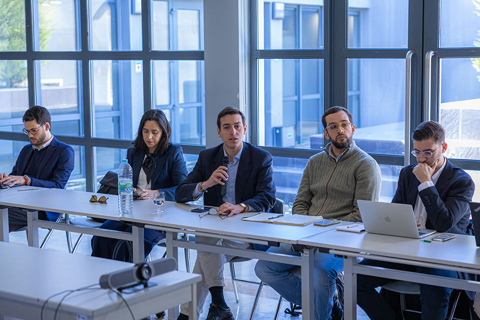 grupo de pessoas à volta de uma mesa
