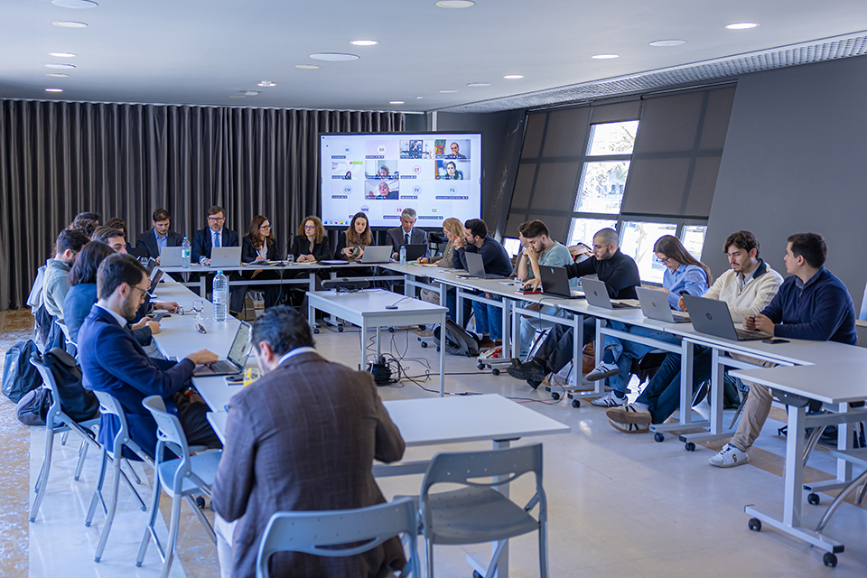 grupo de pessoas à volta de uma mesa