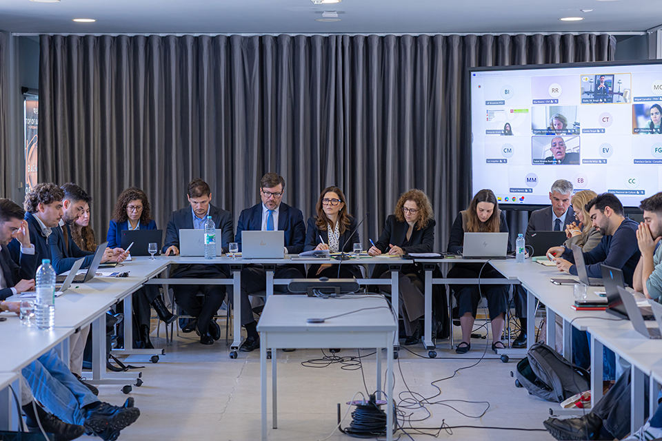 grupo de pessoas à volta de uma mesa