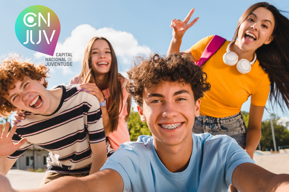Grupo de 3 jovens e o logotipo Capital Nacional de Juventude 2026