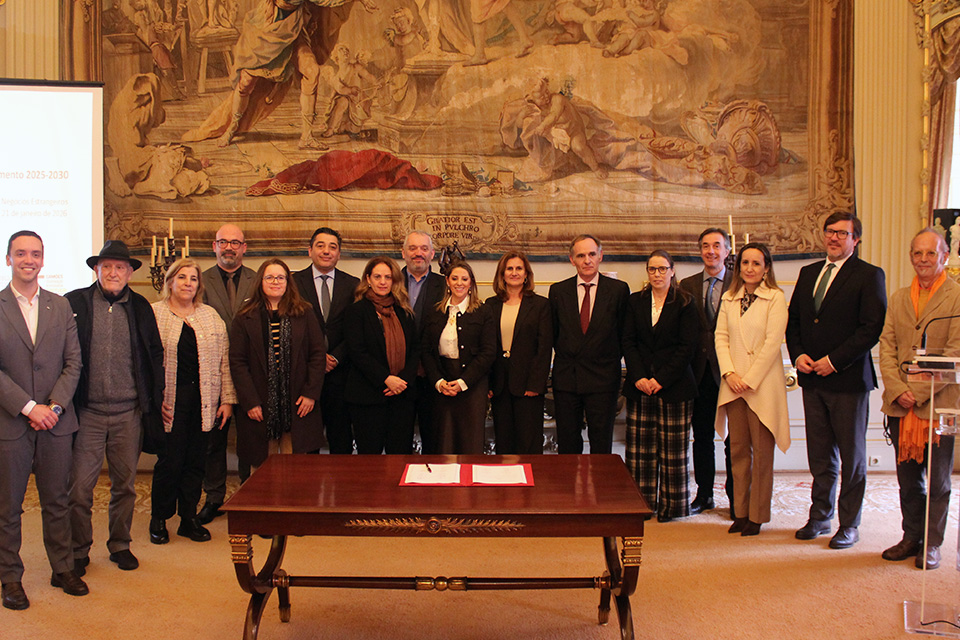 Foto de grupo dos representantes que assinaram o protocolo.