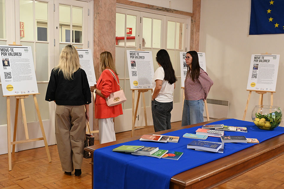 pessoas visitam a exposição