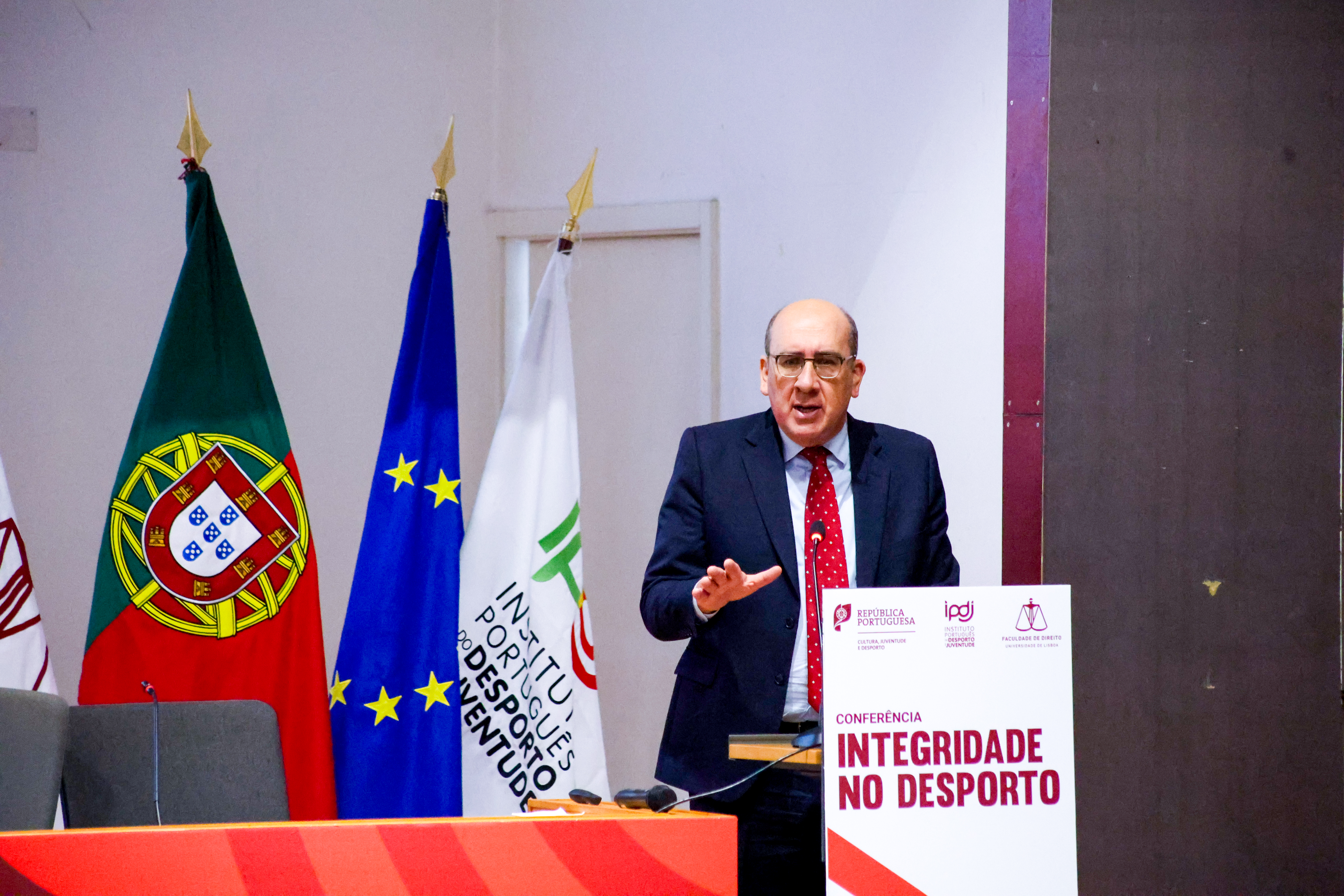 fotografia de professor da faculdade de direito