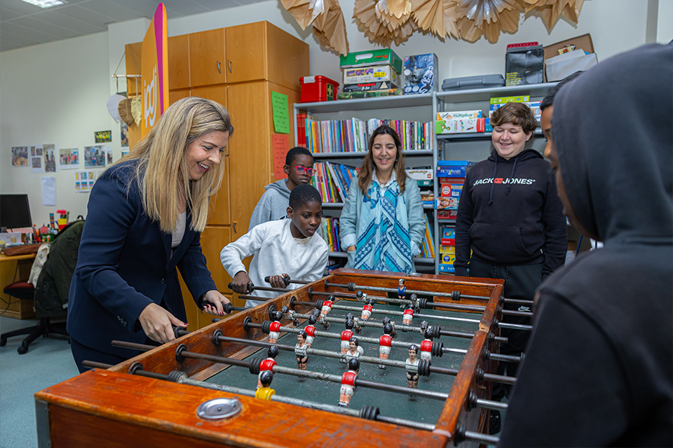 Ministra a jogar matraquilhos com jovens 