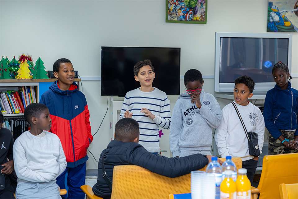 Jovens a falar da sua visita 