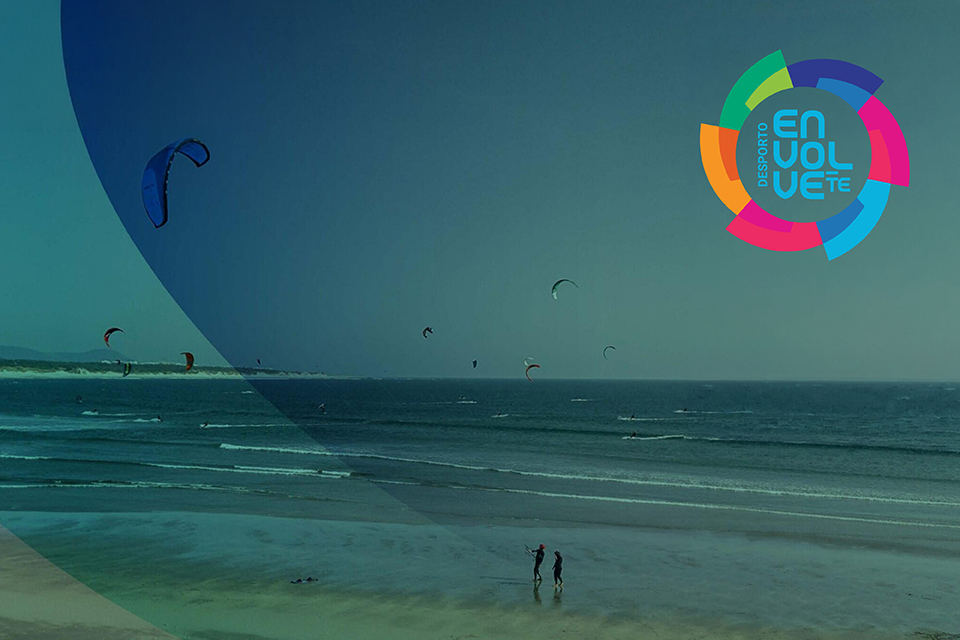 Imagem de uma praia com um praticante de kitesurf