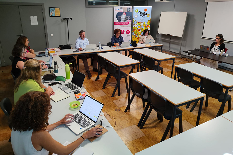Grupo do Programa Cuida-te numa sala em reunião.