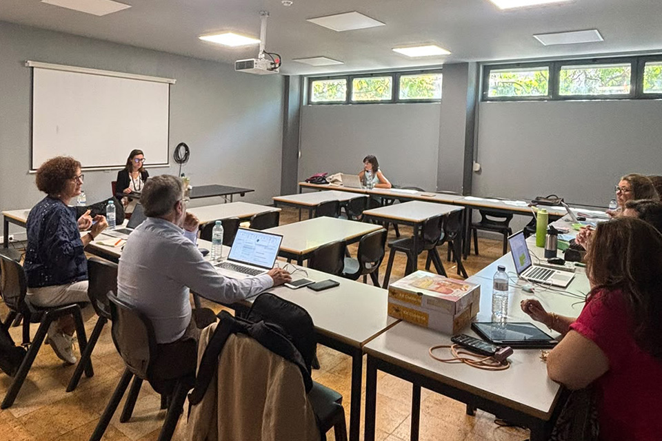 Grupo do Programa Cuida-te numa sala em reunião.