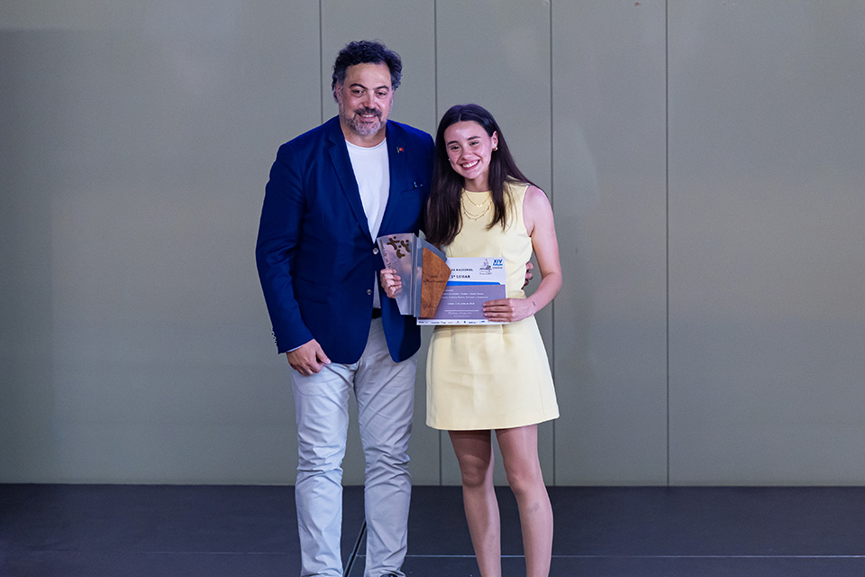 entrega de prémio a uma menina