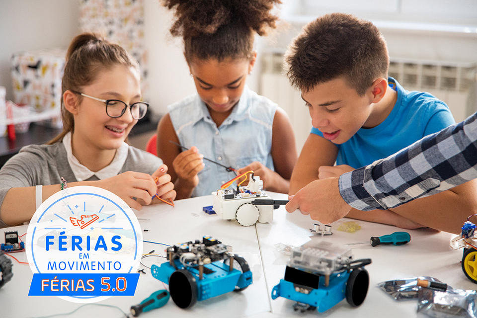 Jovens a construir robots