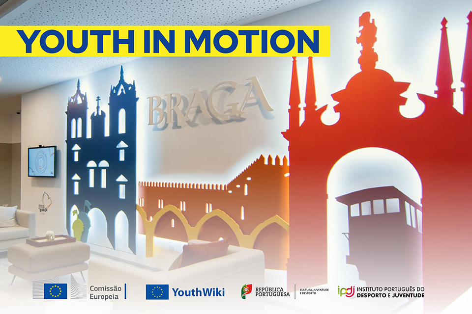 Principais monumentos de Braga estilo estilizado numa parede e letering «Juventude em Movimento: Portugal e Marrocos juntos pelo diálogo intercultural, voluntariado e participação cívica»