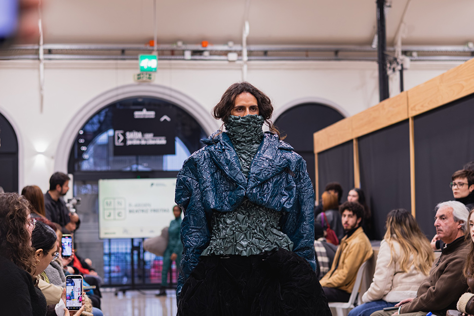 Modelo a desfilar numa passarela no âmbito da Mostra Nacional Jovens Criadores 2025