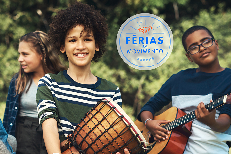 Jovens com instrumentos músicais
