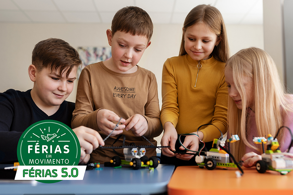 Imagem de meninos à volta de robots