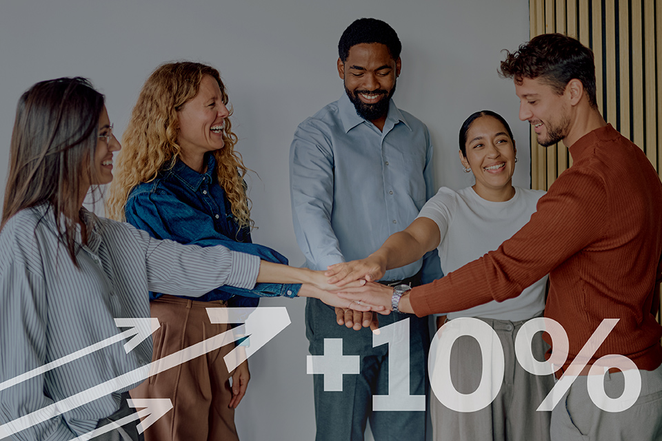 jovens de mãos unidas ao centro com seta a indicar crescimento de 10 por cento