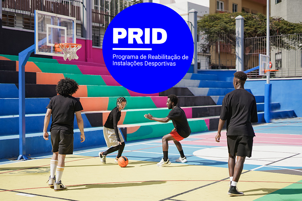 Jovens a jogar num campo de basquetebol