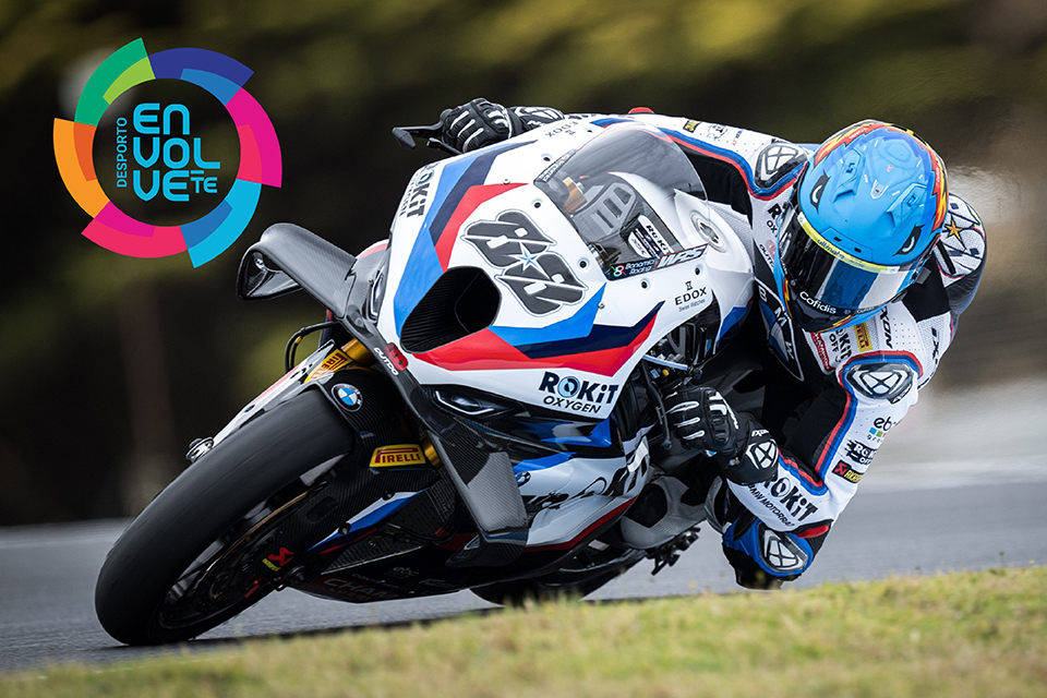 Motociclista numa superbike