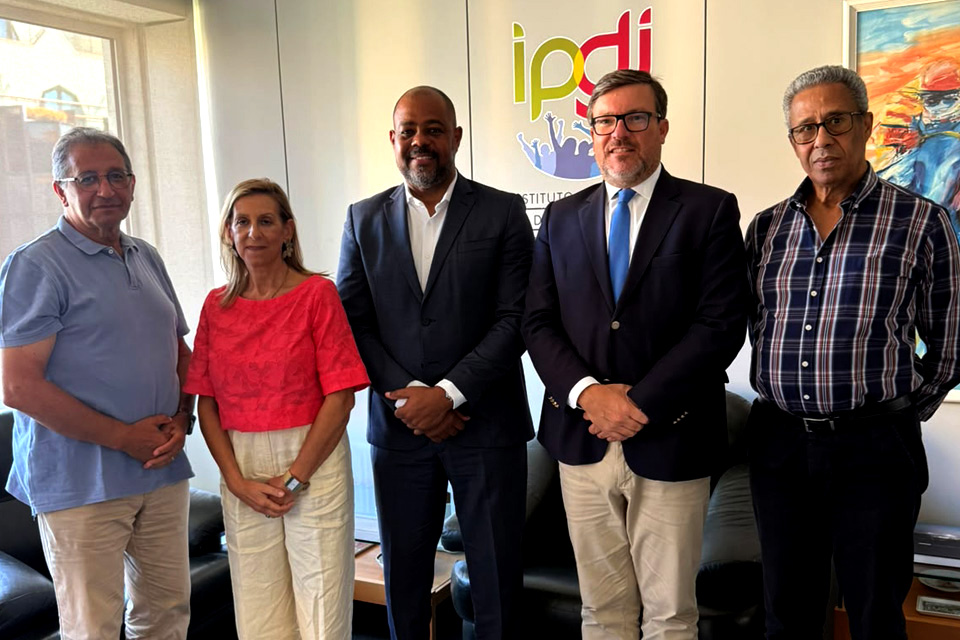 Dirigentes do IPDJ com o secretário de estado do Desporto de angola