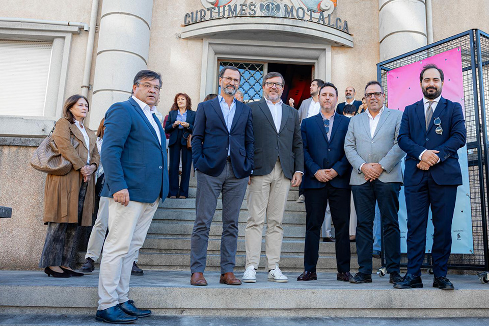 pessoas na apresentacao da rede projetos artistas emergentes