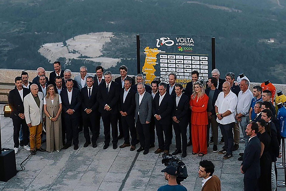 foto de grupo na volta a portugal