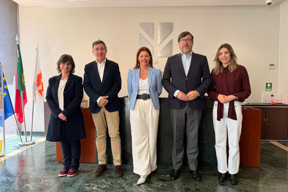 imagem do presidente do IPDJ com pessoas numa sala