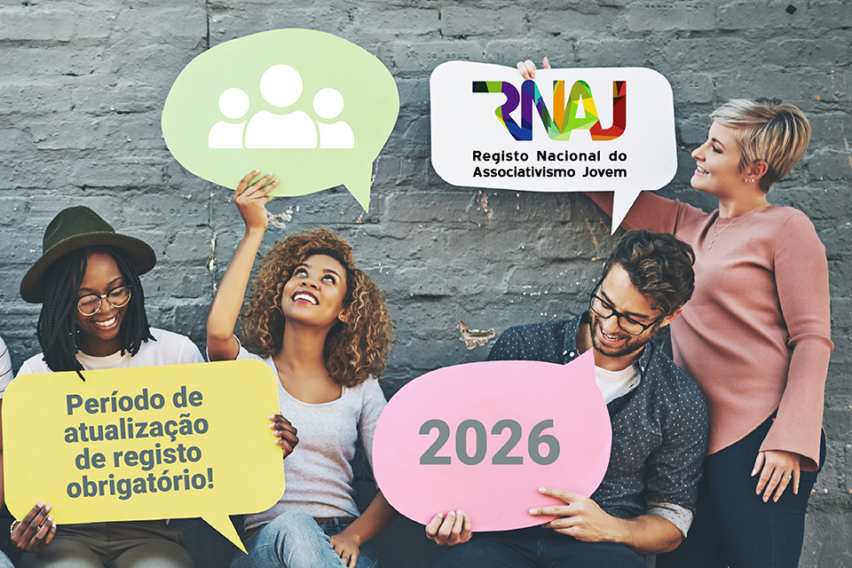 conjunto de jovens a segurar cartazes