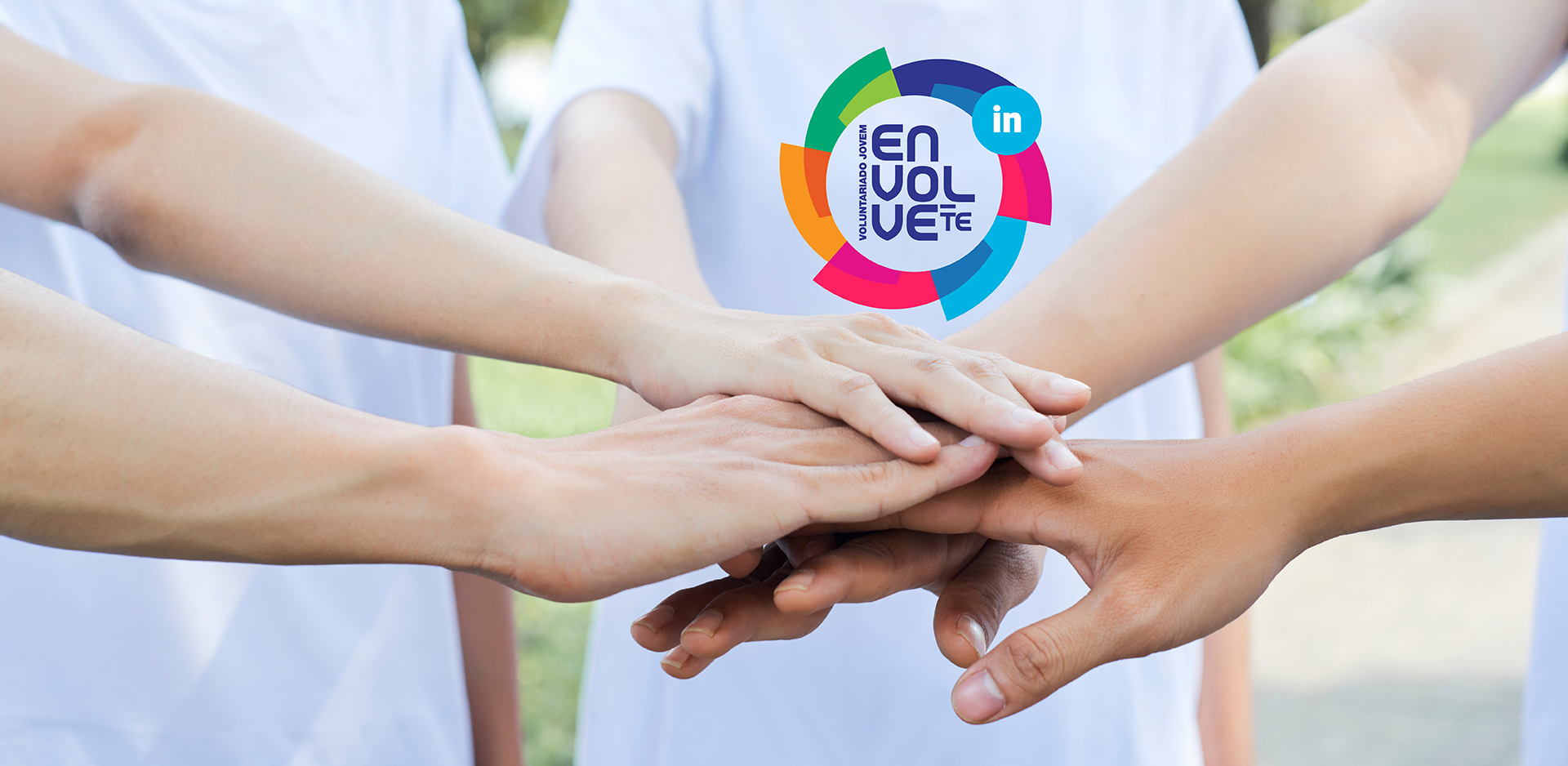 imagem jovens voluntários de mãos dadas
