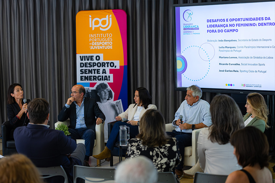 imagem de 5 pessoas a debater a igualdade de género em formato mesa redonda