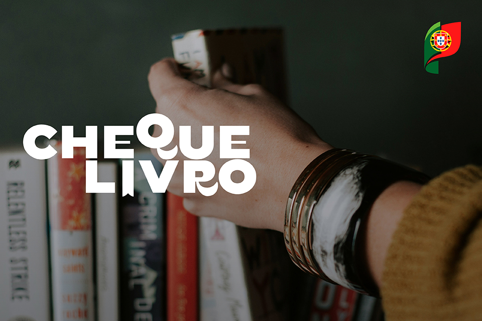 uma mão em cima de um livro.