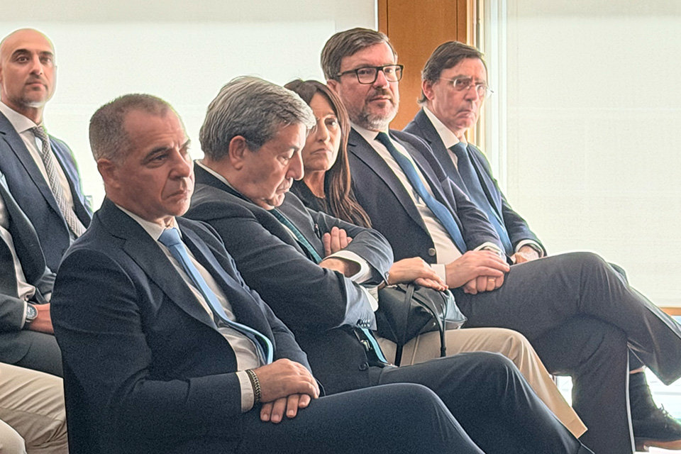 imagem com os convidados sentados na plateia